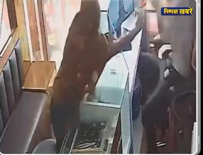 女子辣椒粉攻擊搶珠寶店失手!反遭店主制伏「狂扇20巴掌」26秒暴揍片流出