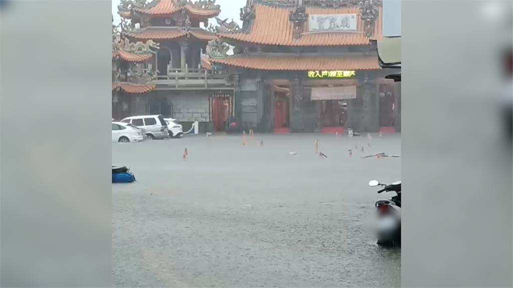 台南清晨暴雨發布淹水警戒　「水淹到小腿」宮廟前成汪洋一片