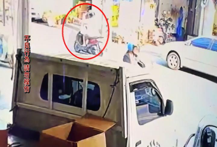 宜蘭女子邊騎車邊噴殺蟲劑 騎士遭噴第一時間以為是水