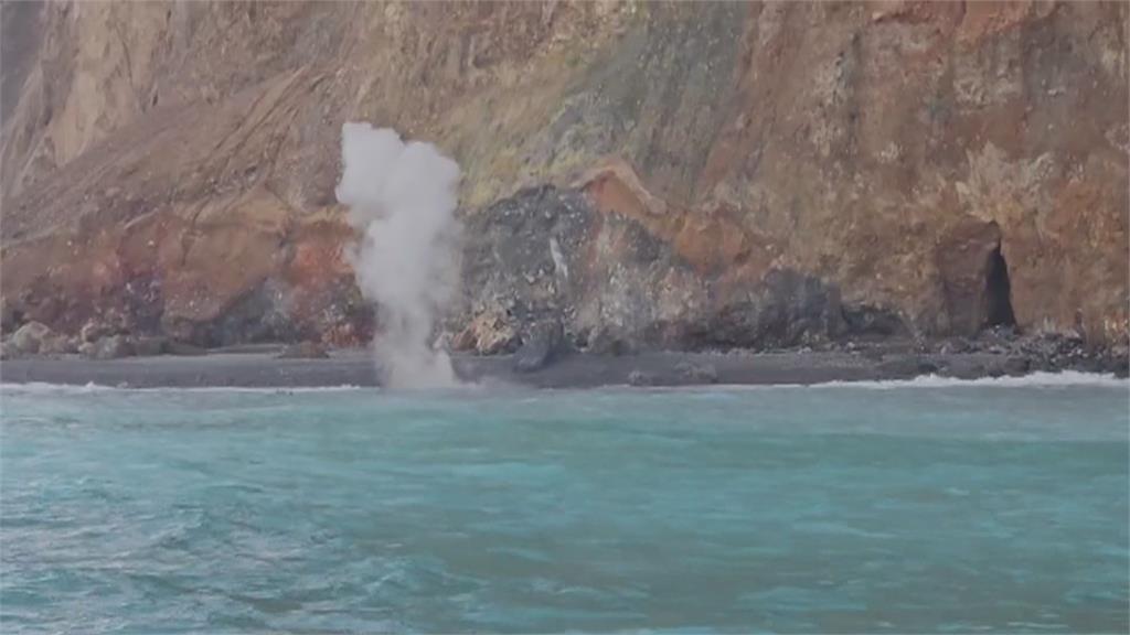 龜山島磺煙大噴發逾3公尺　賞鯨遊客目睹又驚又喜