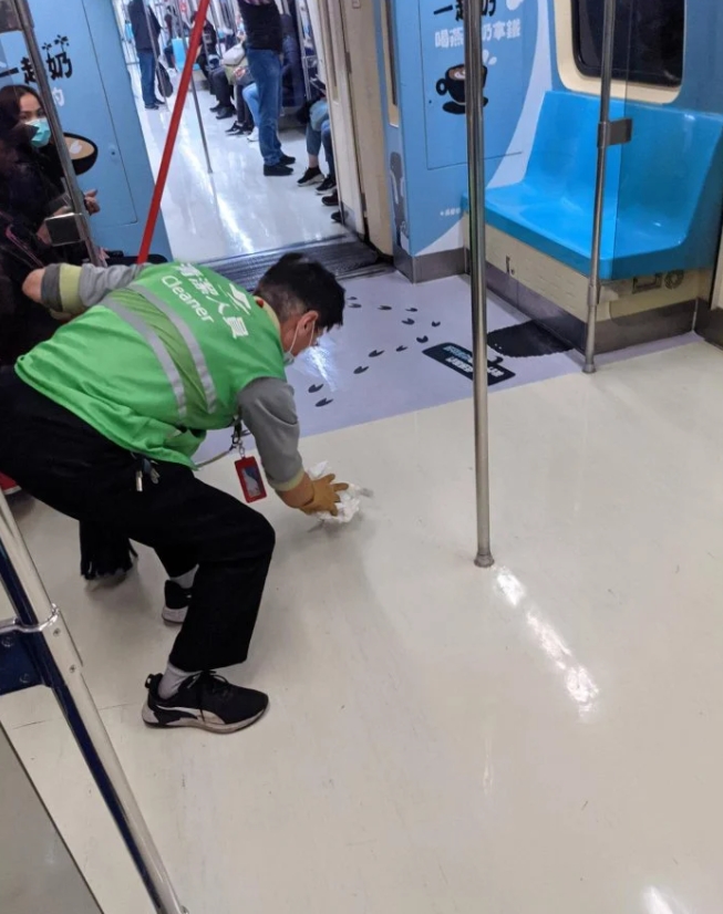 捷運打翻奶茶…清潔人員「上下車接力」3站清理完畢！乘客暖哭：真英雄