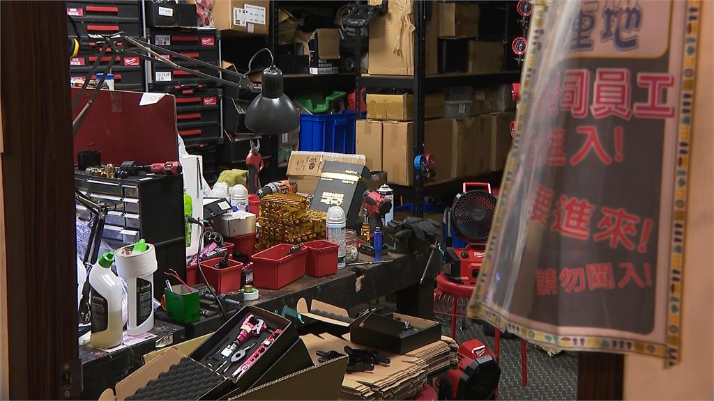 離職男持斧闖公司狂砍前主管 行凶驚險畫面曝光、業者出面說明