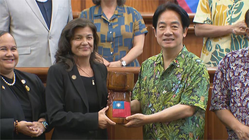 快新聞/成首位踏入關島議會台灣總統 賴清德獲贈友台決議、我國旗木雕