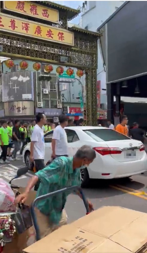 台南廟會大亂鬥!回收阿伯淡定疊紙箱 網熱議:經歷過大風大浪?