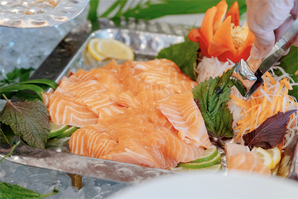 吃生魚片送命！中年男夜飆40度高燒　醫生指「奪命細菌」引爆敗血症