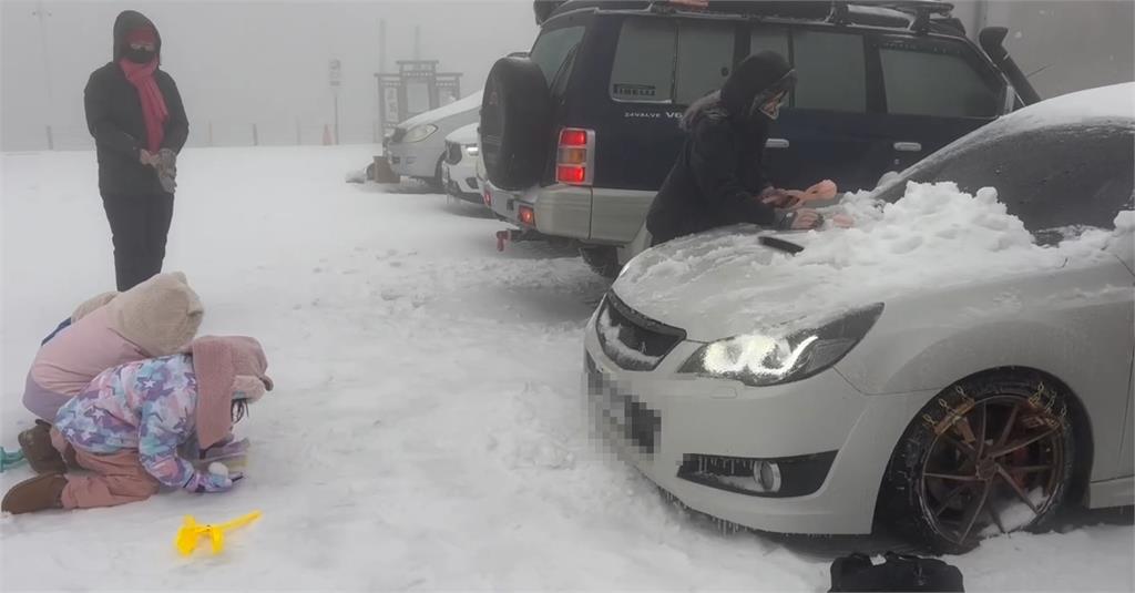 小年夜寒流報到! 合歡山深夜降雪追雪客超興奮