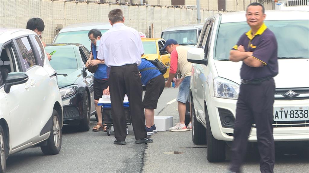 鋼條砸落意外!忠孝橋大塞車 業者車陣中賣起早餐