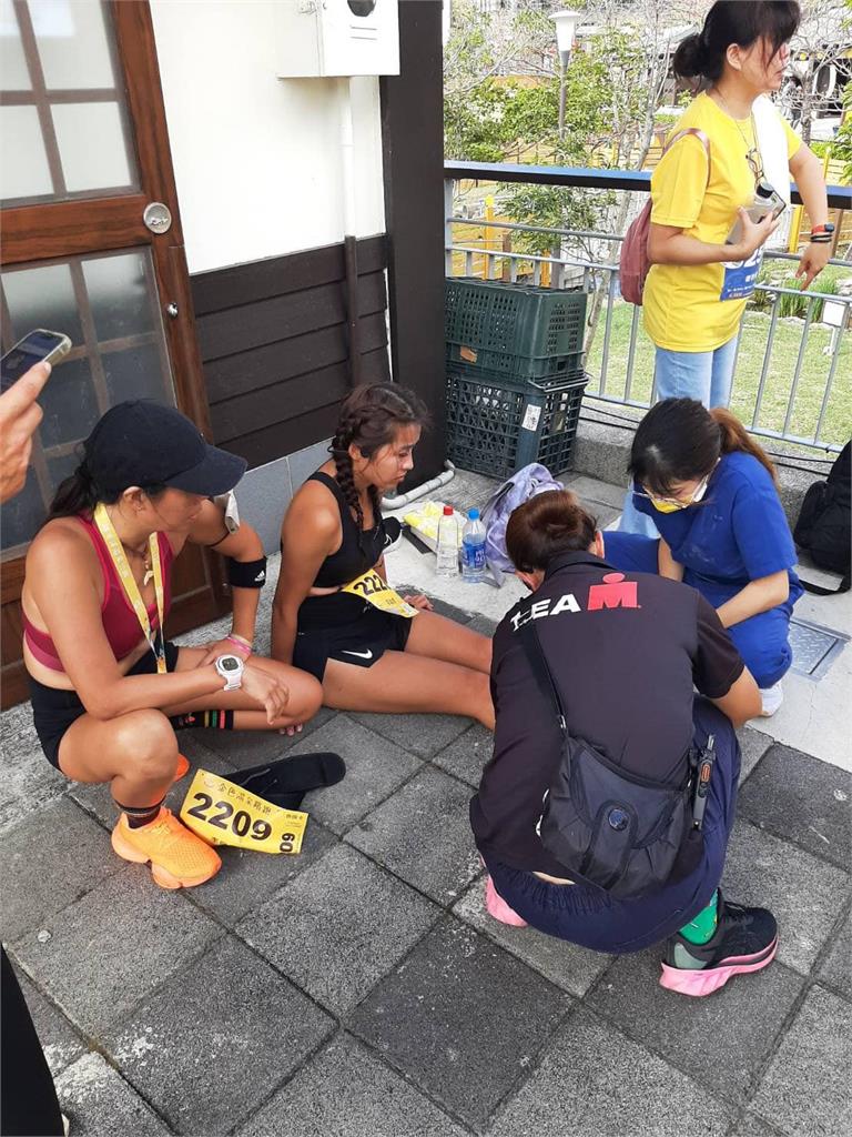 小嫻首度跑半馬發生意外!她痛喊「沒辦法走路」仍堅持1件事