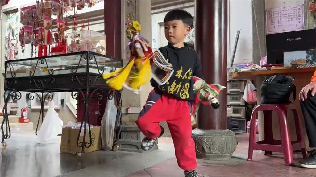 布袋戲求創新　戲偶搭上流行角色打入年輕族群