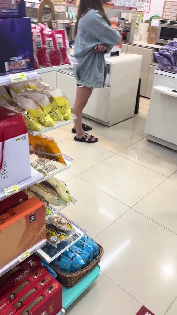 又有茶碗蒸的事!熱褲妹不滿「自助微波」 咆哮店員、掃桌商品:憑什麼