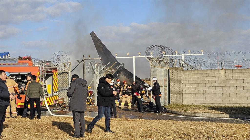 快新聞／南韓客機「疑起落架故障」衝出跑道爆炸　乘客173南韓籍、2泰籍