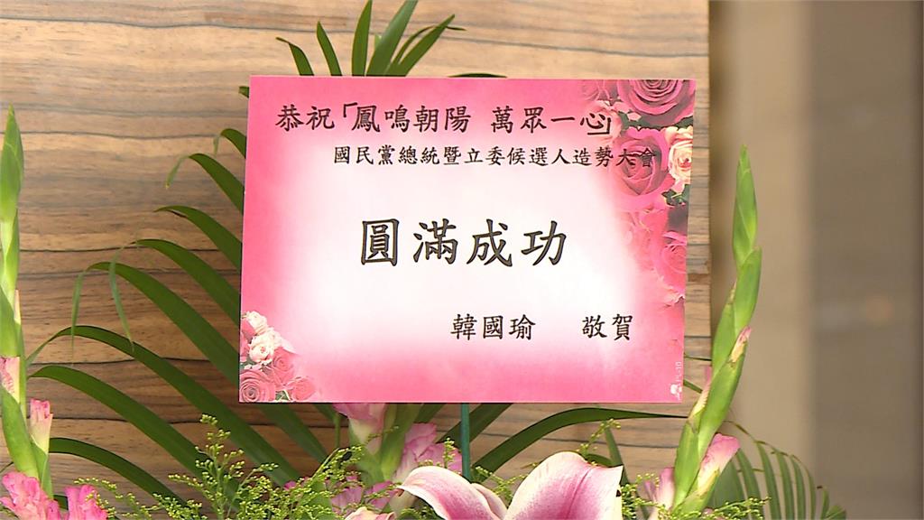 韓國瑜椅子被動手腳? 「侯有移」偷拉近椅子場面尷尬