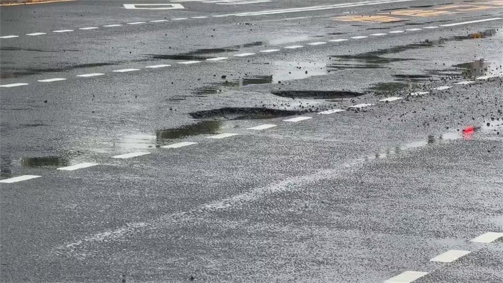 梅雨影響！高雄大雨不停　小港路面驚現坑洞　碎裂柏油散落