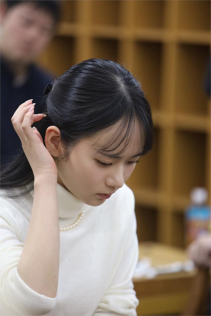 日本22歲「棋壇新秀」無敵照令人入迷！對弈側臉暈爛全網…大讚「智慧美人」