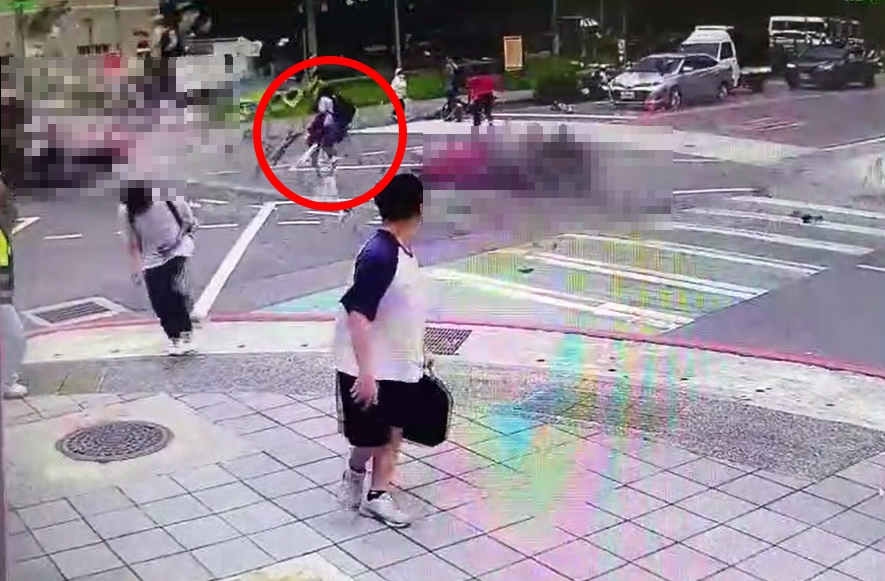 三峽車禍釀3死!女學生站路中「與死神擦肩而過」:再走一步就被撞上去