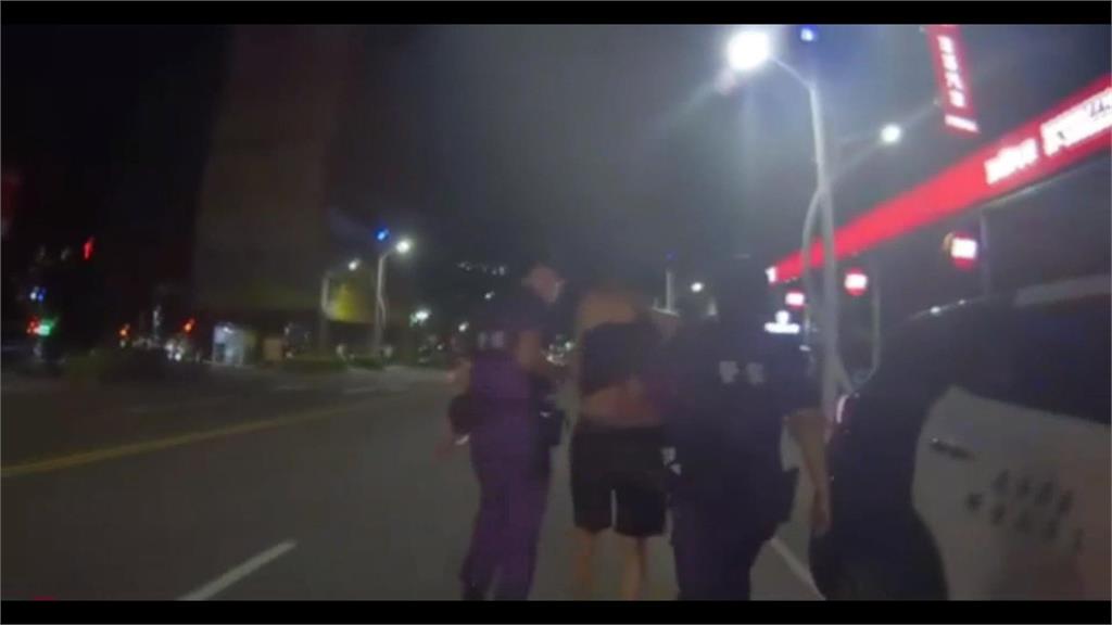 手臂中彈不痛? 毒嫌路邊揮長鋸遭警轟3槍 還駕車逃逸衝撞警車