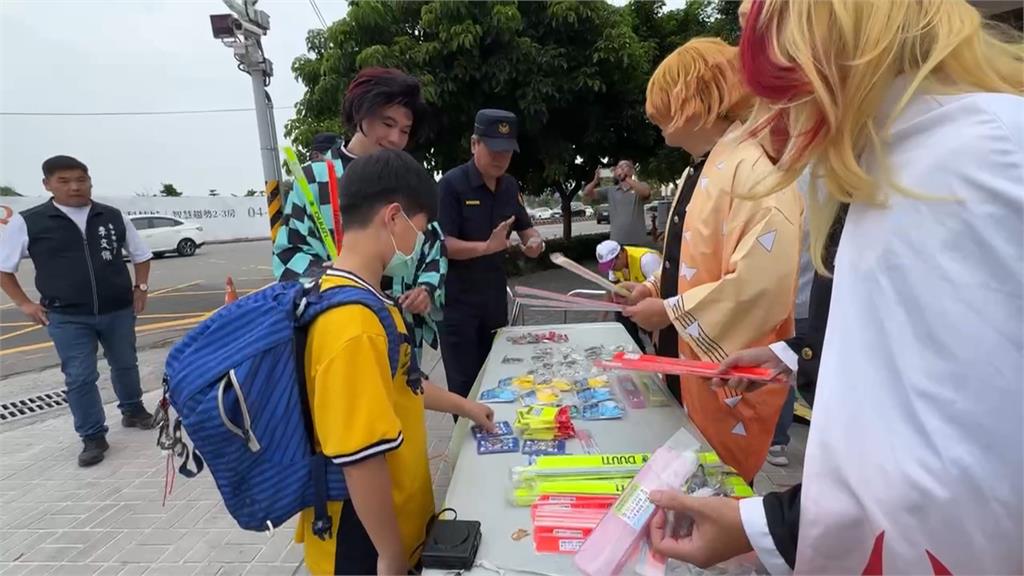 迎接開學！東園國小出動少棒隊　順天國小員警扮「鬼滅之刃」超吸睛