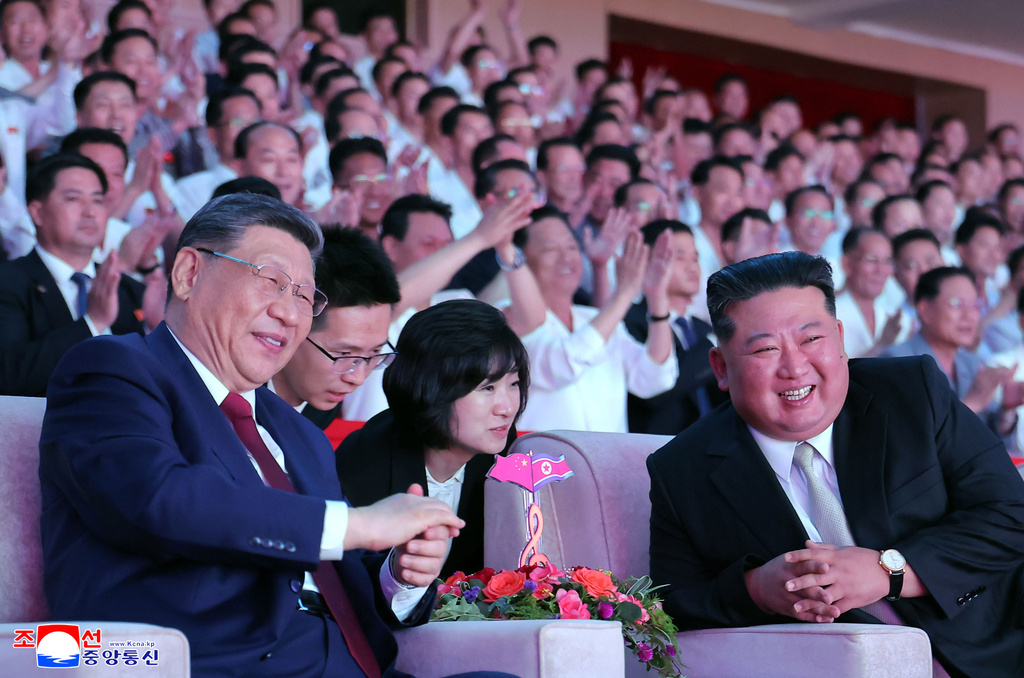 習近平有老花？北韓官媒罕見公開「新造型照片」日媒驚訝反應曝光