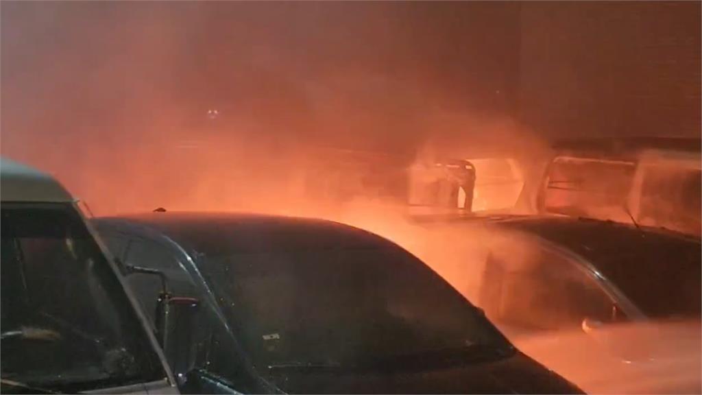 快新聞／暗夜惡火！新北五股停車場1貨車起火　6車慘遭波及