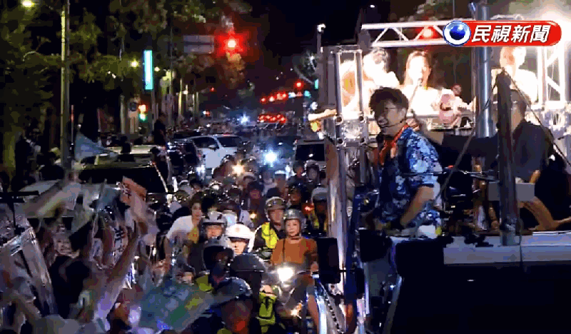 沈伯洋車掃直播中！突閃切「公園1誇張畫面」網急按暫停：我有沒有看錯…