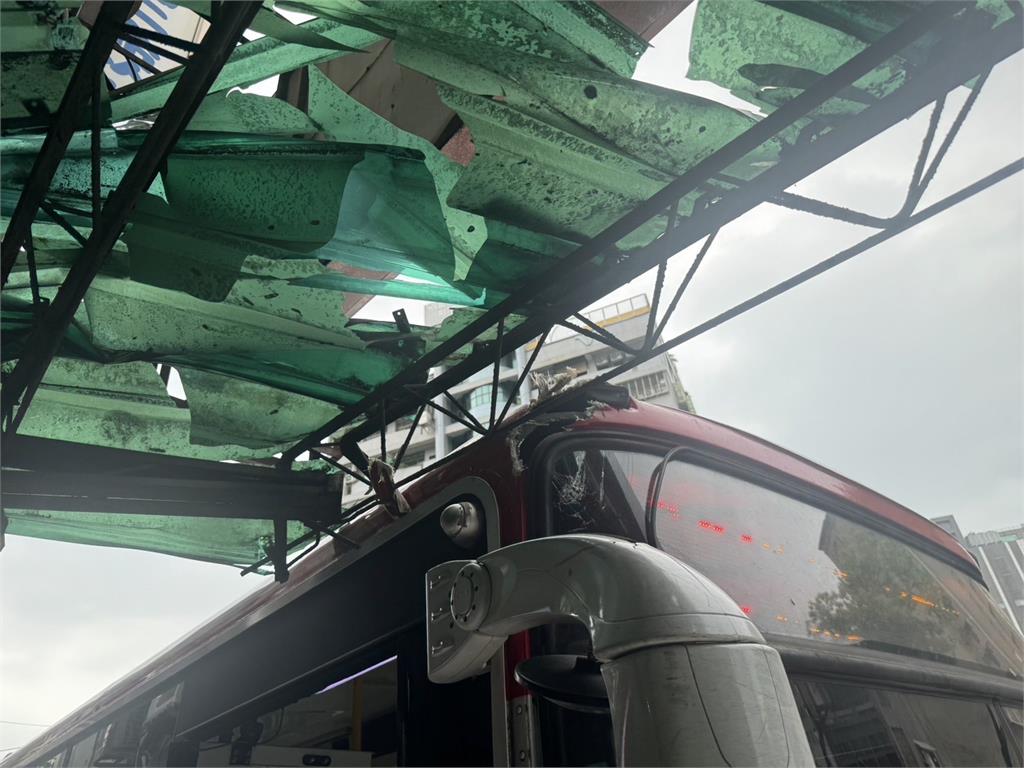 新北公車進站擦撞機車行遮雨棚　車頭破洞乘客嚇壞