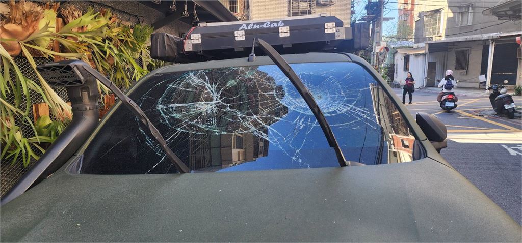 男子住2樓從天而降 跳露營車頂搞破壞.持榔頭砸2車