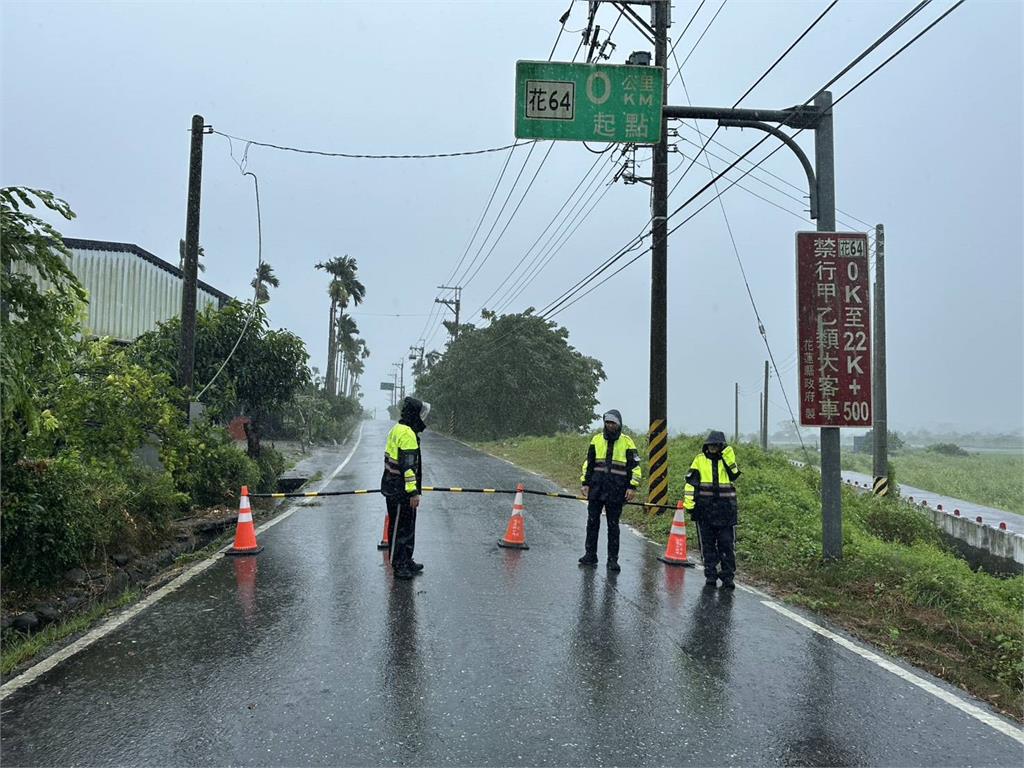 楊柳撲台!花蓮北濱掀5米大浪 岸邊出現觀浪人潮海巡人員警戒