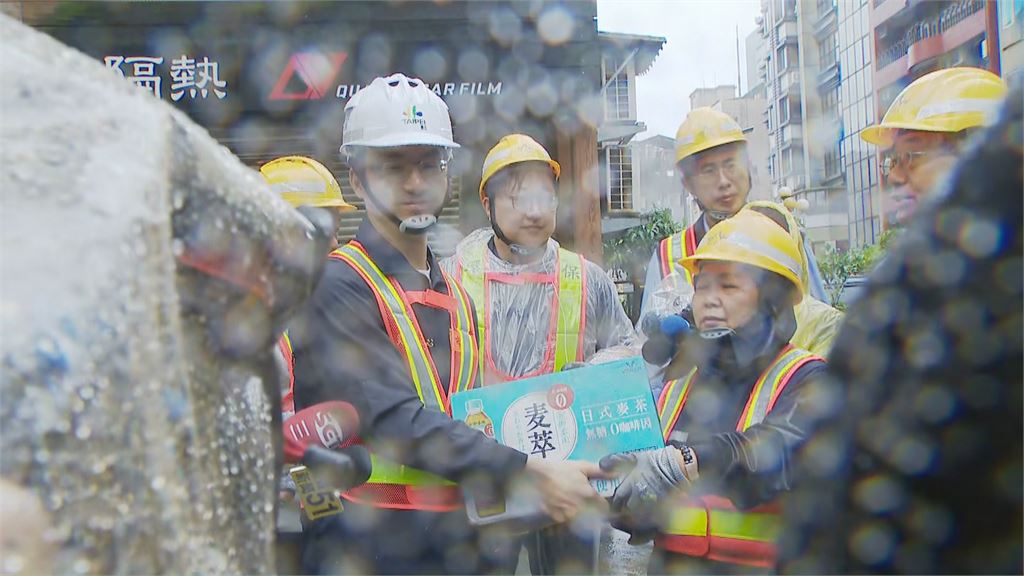 快新聞／蔣萬安體驗撿樹枝？官員脫口「建議選這個」　他直呼太離譜