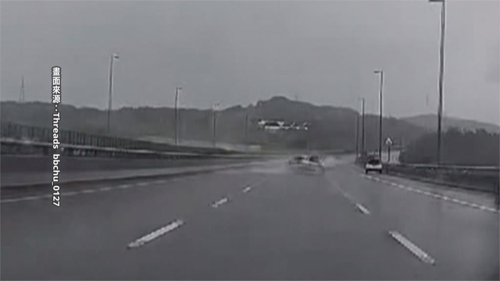 水漂飄移!　國3銅鑼段"轎車連撞護欄　南投駕駛打滑安全緩停