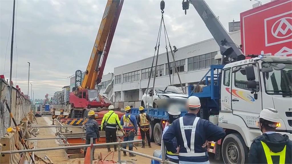 開車掉入捷運8米深工地! 女子奇蹟式輕傷爬梯脫困