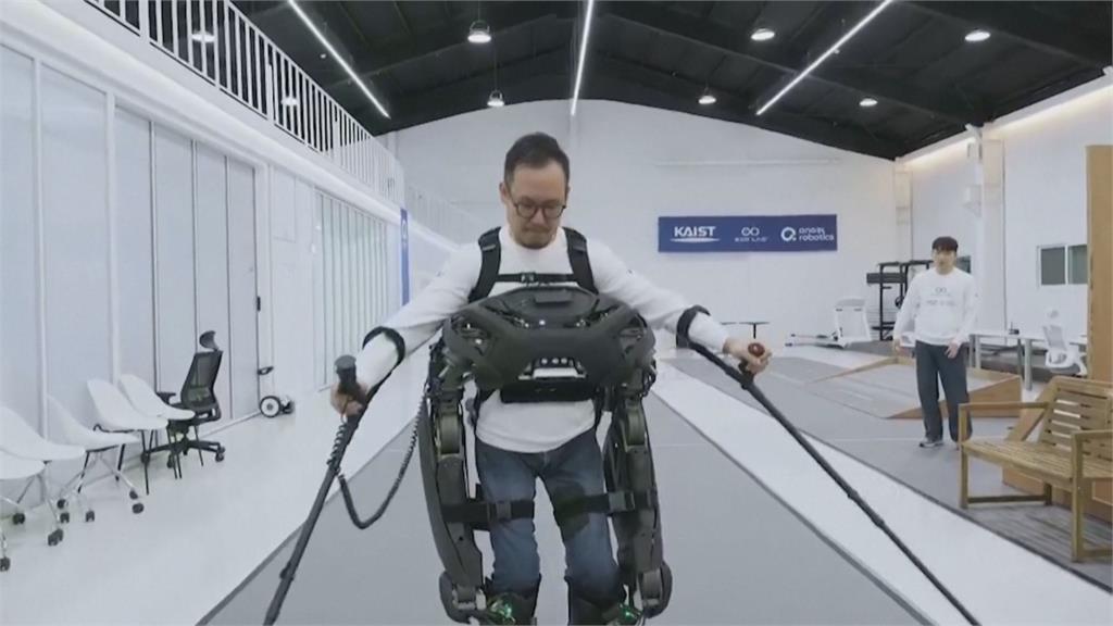 癱瘓者也能站起來！　南韓研發最新「穿戴式」機器人