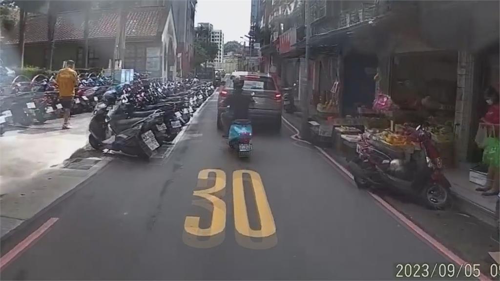 路你家的？4輪「臨停路中間」被叭還不爽　騎士開嗆網讚爆：剛好而已