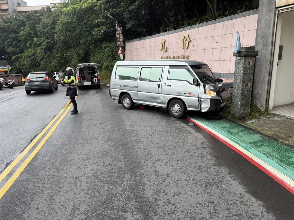 最新/九份驚悚車禍!廂型車疑酒駕輾過81歲騎士 失去生命跡象搶救中