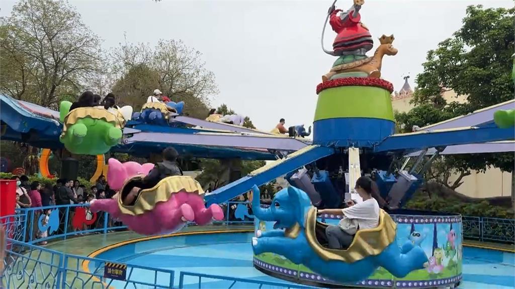 連假湧出遊潮! 台中樂園12歲以下免費 國際動漫節現人龍