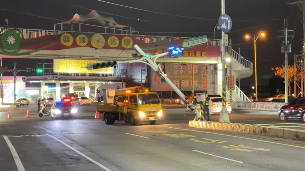 彰化大貨車疑未注意限高　扯壞電桿釀「紅綠燈罷工」