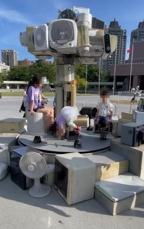 高美館廢電器打造旋轉木馬　女童疑將活動把手當扶手「倒頭栽」