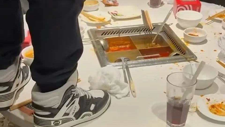 海底撈又出事！中國2歲童將「尿布丟進火鍋」超噁畫面網傻眼：上次撒尿賠994萬