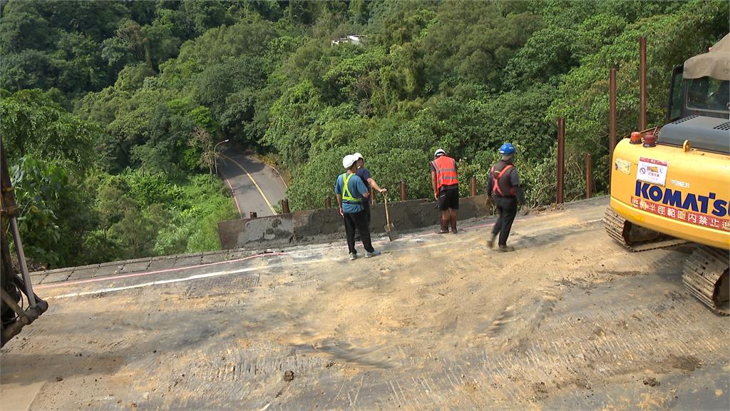 雙北驚人雨彈! 新北新店山坡4度坍塌釀災"5汽機車掉落"