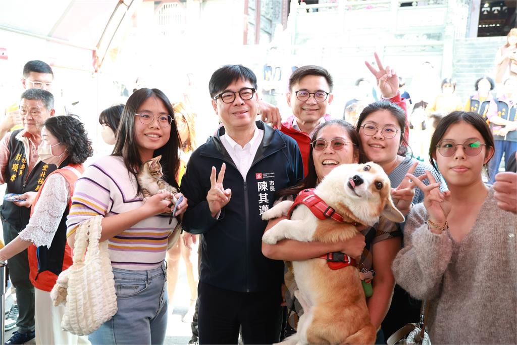 快新聞／初四迎財神發紅包！陳其邁偕賴瑞隆走春　細數有感幸福政績