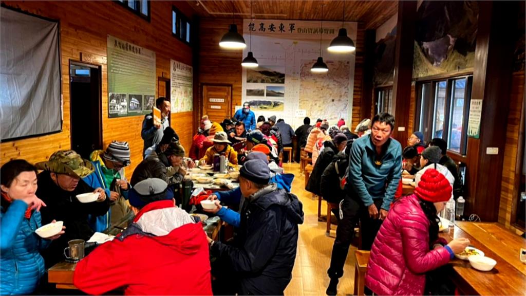 登奇萊南峰卻在山上集體拉肚子 山友懷疑住宿山莊「餐點有問題」