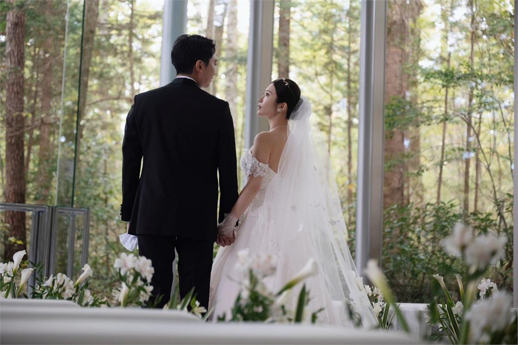 快新聞/放閃!鄭家純輕井澤浪漫婚禮登場 新郎Akira正面照曝光