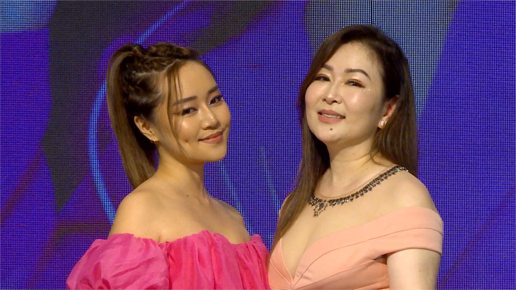 金曲歌后張秀卿甩肉開個唱 寶貝千金驚喜現身祝福