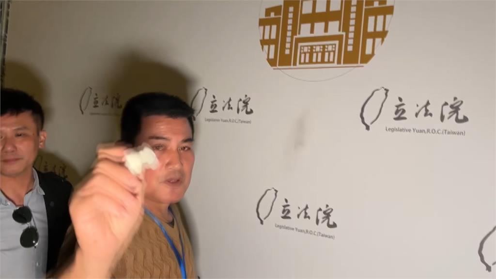 黃仁「醺」現身立法院? 原來是「他」醉醺醺的來