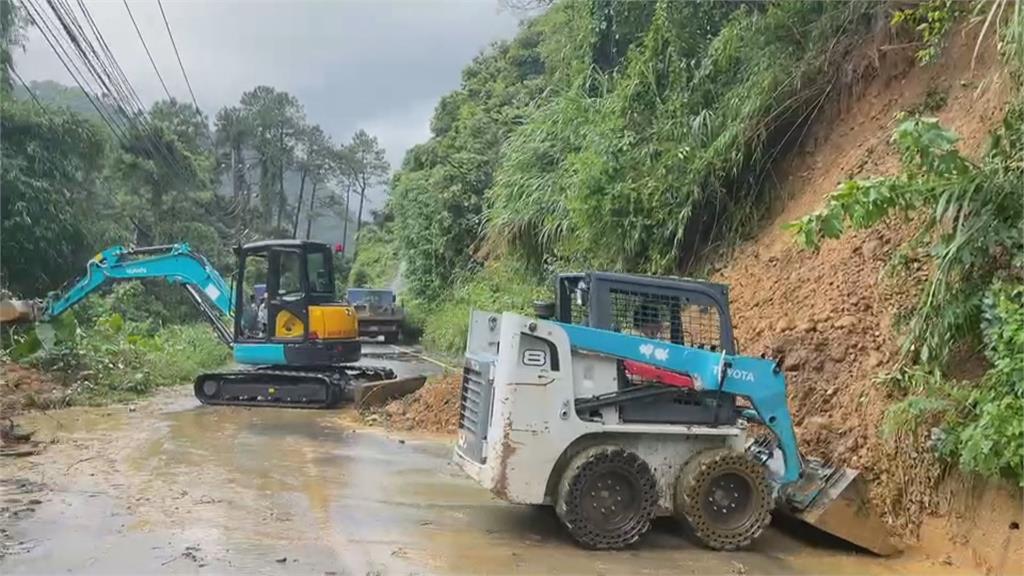 豪雨釀災!竹縣落石砸民宅 樹倒占住雙向車道
