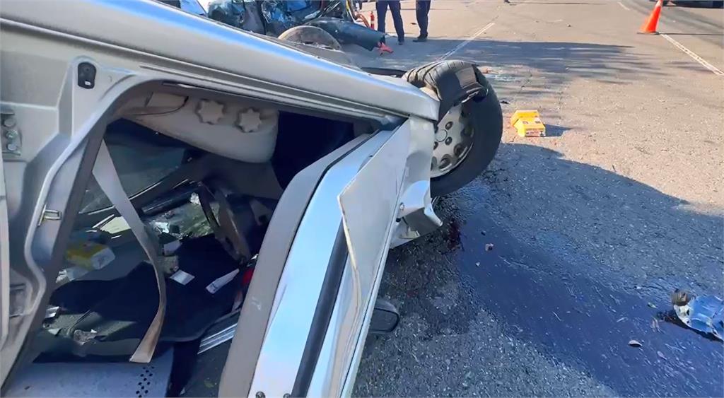 快新聞/嚇壞!台1縣彰化花壇段事故 轎車「保齡球式」狂撞10車...