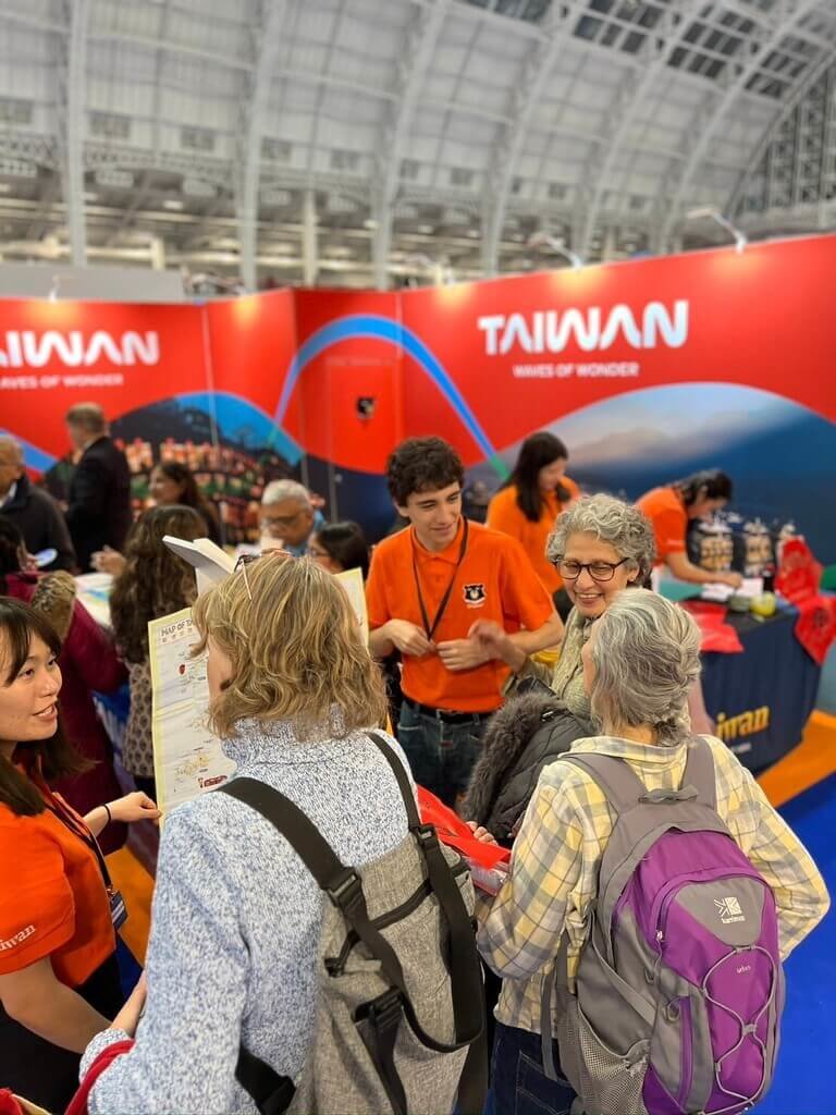 台灣參加英國最大旅展 台英業者合作展攤人氣旺