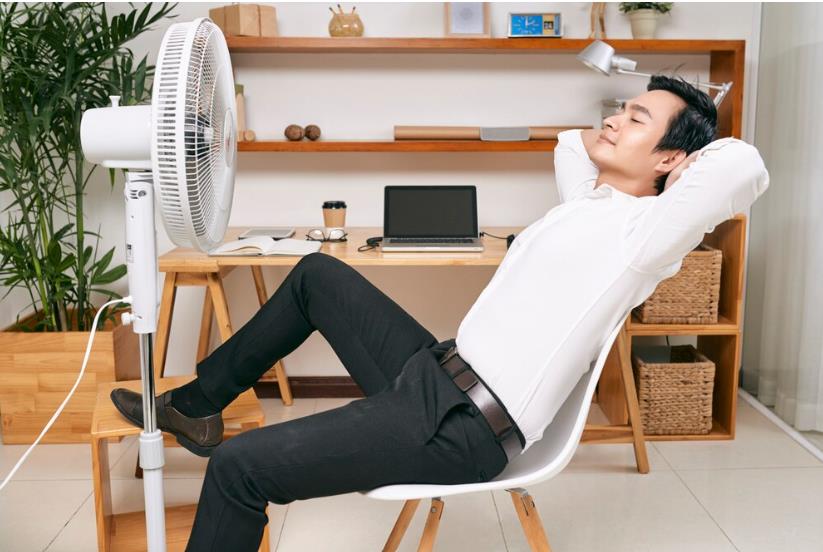 小電扇狂吹臉?有人吹到角膜破皮 醫:淚水蒸發小心「乾眼症」