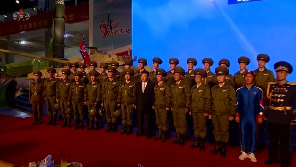 北朝鮮士兵合照曝光！金正恩身旁驚見「緊身藍衣男」　網笑：是超級英雄