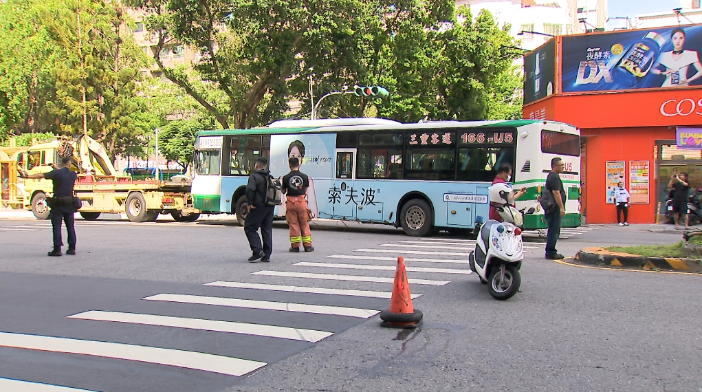 砰！公車暴衝自撞分隔島　六名乘客驚魂　1人送醫