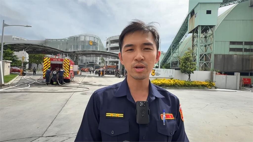 快新聞／高雄鋰電池廠爆炸瞬間畫面曝　員警逃命跌倒後消失在粉塵中....